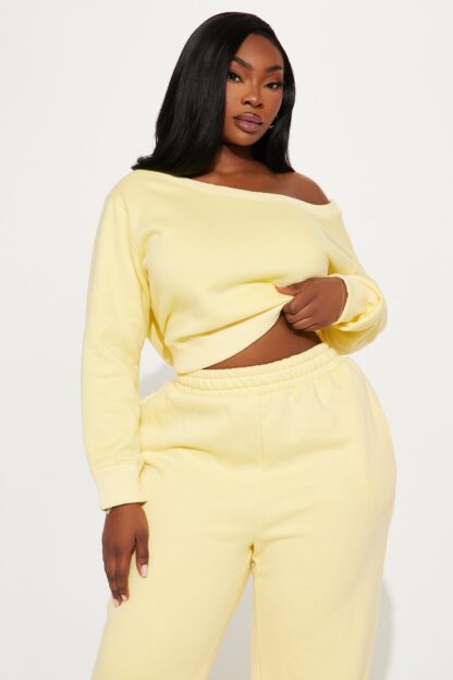 Conjunto de Pantalón y Top Fleece con Cuello Alto - Image 17