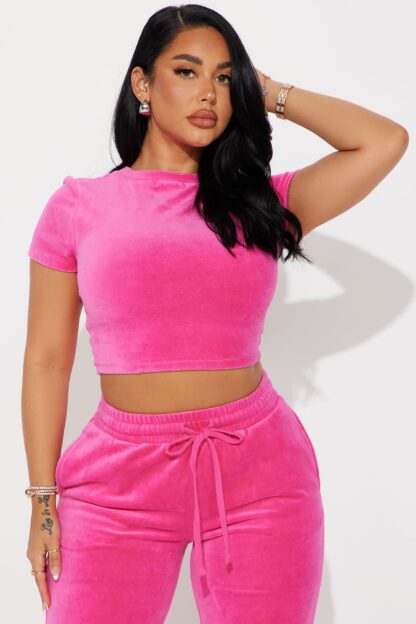 Conjunto de Terciopelo con Crop Top y Pantalón Ancho - Image 9