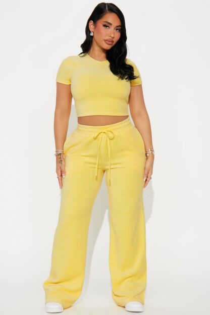 Conjunto de Terciopelo con Crop Top y Pantalón Ancho - Image 20