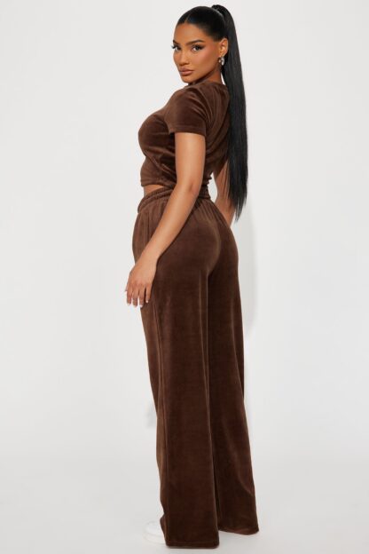 Conjunto de Terciopelo con Crop Top y Pantalón Ancho - Image 4