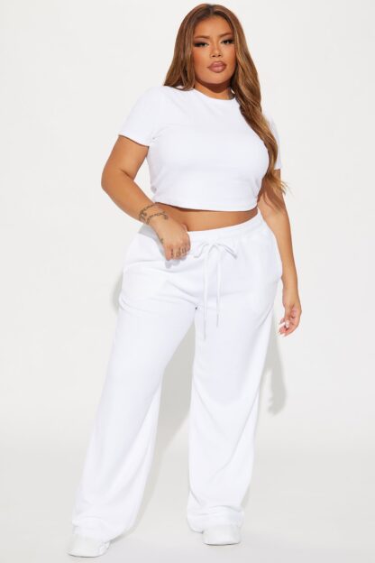 Conjunto de Terciopelo con Crop Top y Pantalón Ancho - Image 17
