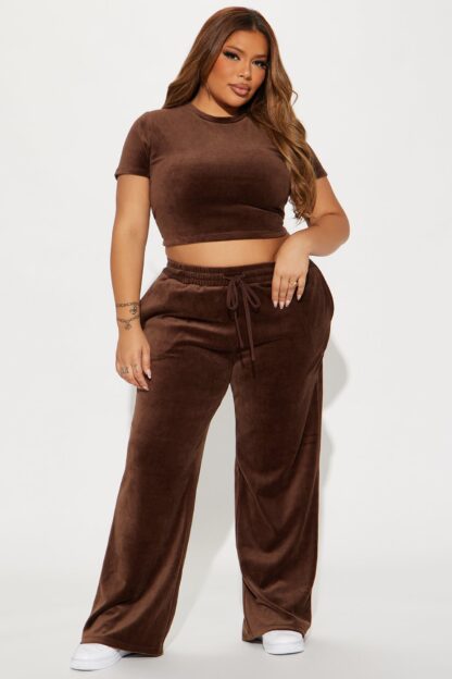 Conjunto de Terciopelo con Crop Top y Pantalón Ancho - Image 5