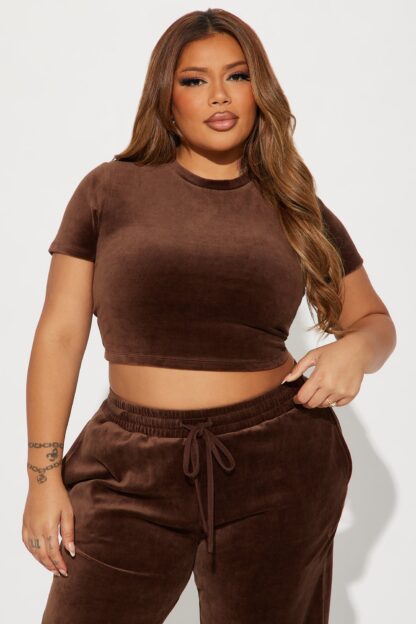 Conjunto de Terciopelo con Crop Top y Pantalón Ancho - Image 6