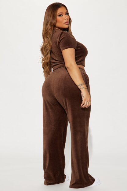 Conjunto de Terciopelo con Crop Top y Pantalón Ancho - Image 7