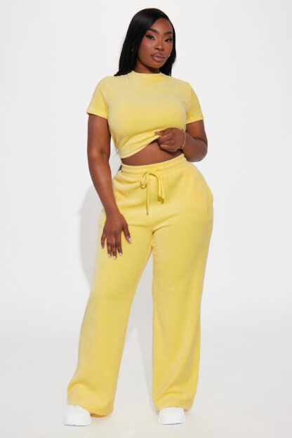 Conjunto de Terciopelo con Crop Top y Pantalón Ancho - Image 23