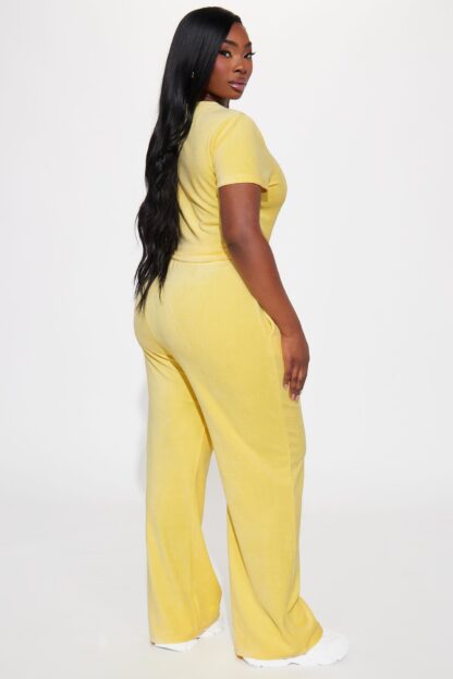 Conjunto de Terciopelo con Crop Top y Pantalón Ancho - Image 25